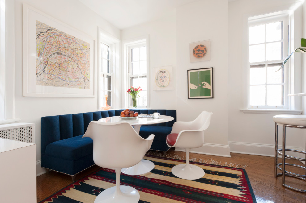 Mittelgroße Moderne Wohnküche mit braunem Holzboden, braunem Boden und weißer Wandfarbe in Chicago