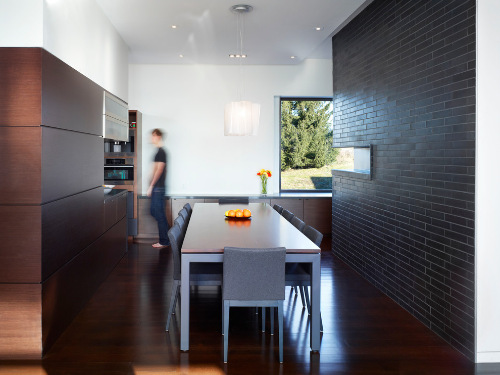 Idéer för ett mellanstort modernt kök med matplats, med vita väggar, mörkt trägolv och brunt golv