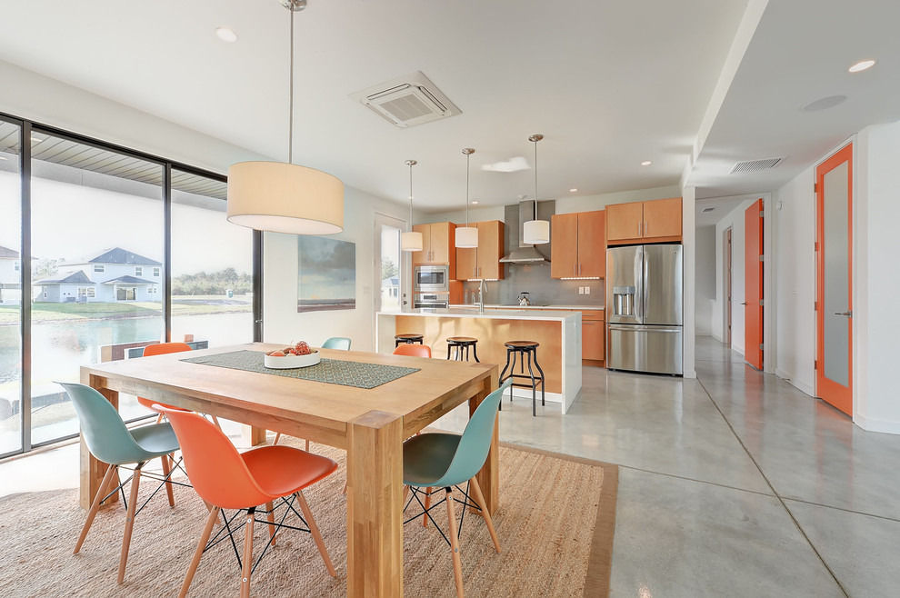 Idées déco pour une salle à manger ouverte sur la cuisine scandinave de taille moyenne avec sol en béton ciré, un mur blanc, aucune cheminée et un sol gris.