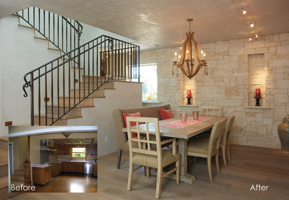 Aménagement d'une salle à manger ouverte sur la cuisine bord de mer de taille moyenne avec un mur beige, parquet clair et un sol marron.