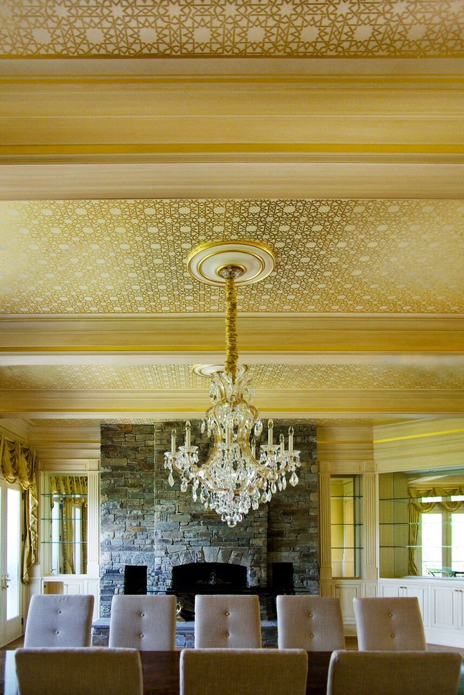 Свежая идея для дизайна: большая гостиная-столовая в классическом стиле с серебряными стенами, стандартным камином и фасадом камина из камня - отличное фото интерьера