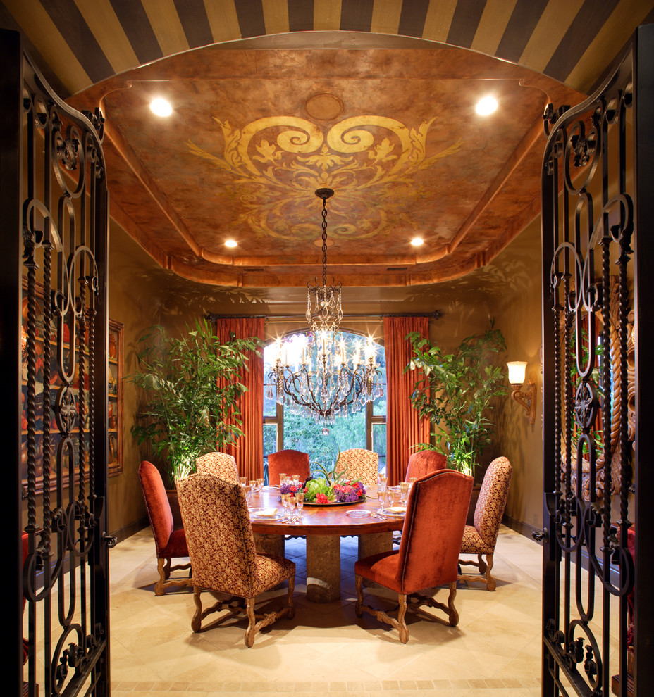 Cette image montre une rideau de salle à manger traditionnelle fermée avec un mur marron.
