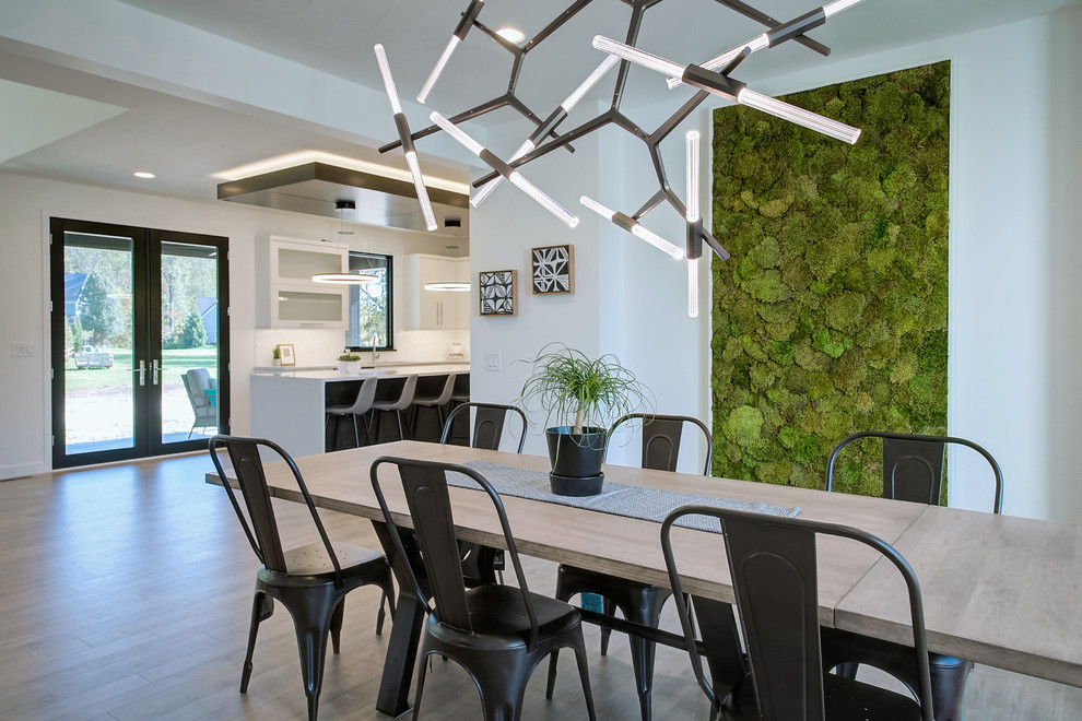 Ispirazione per una sala da pranzo aperta verso il soggiorno minimal con pareti bianche, parquet chiaro e pavimento beige