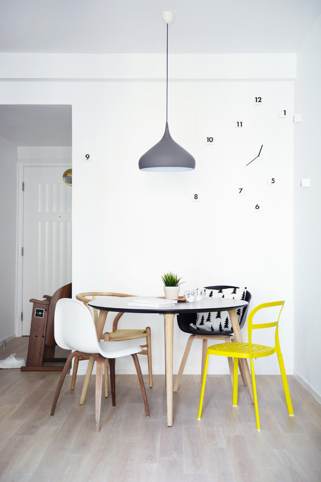 Свежая идея для дизайна: столовая в стиле фьюжн с белыми стенами и светлым паркетным полом без камина - отличное фото интерьера
