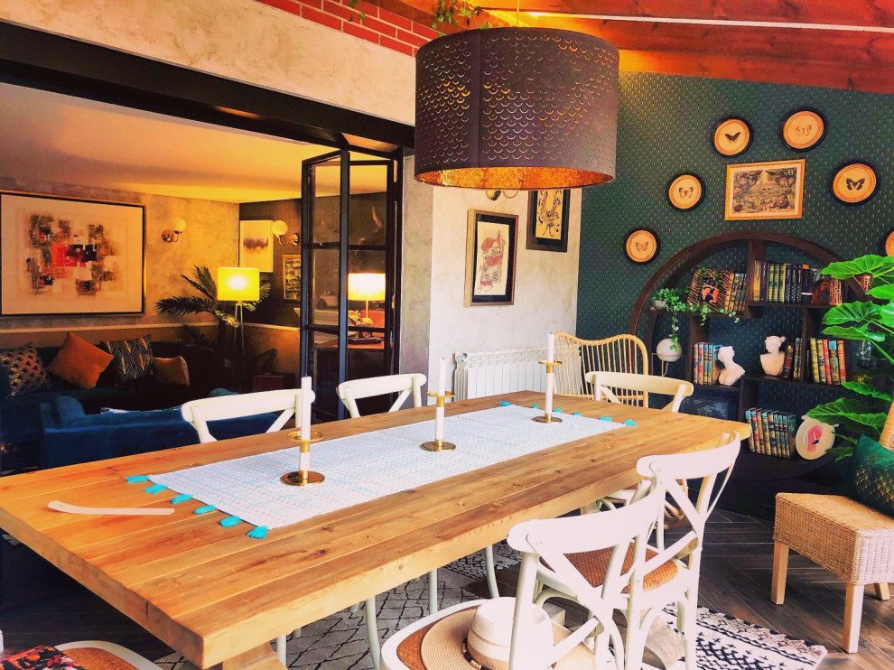 Foto di una sala da pranzo aperta verso il soggiorno mediterranea con pareti grigie, pavimento con piastrelle in ceramica, pavimento marrone e carta da parati