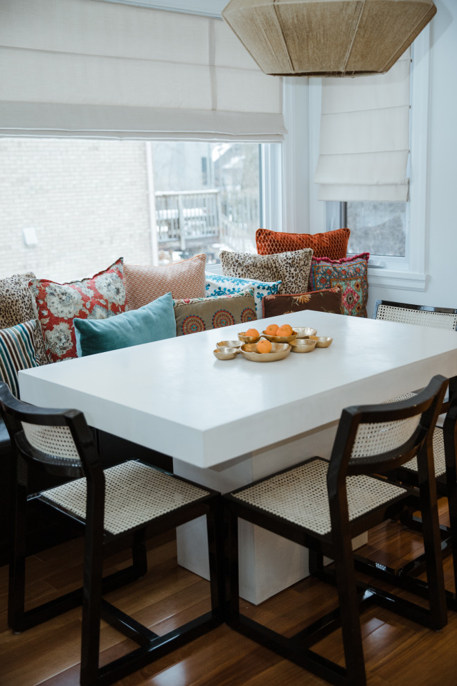 Идея дизайна: столовая среднего размера в стиле фьюжн с с кухонным уголком, белыми стенами, оранжевым полом и паркетным полом среднего тона