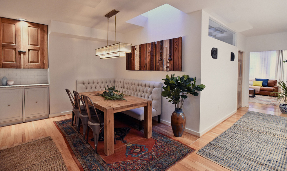 Idee per una piccola sala da pranzo aperta verso la cucina bohémian con pareti bianche e parquet chiaro