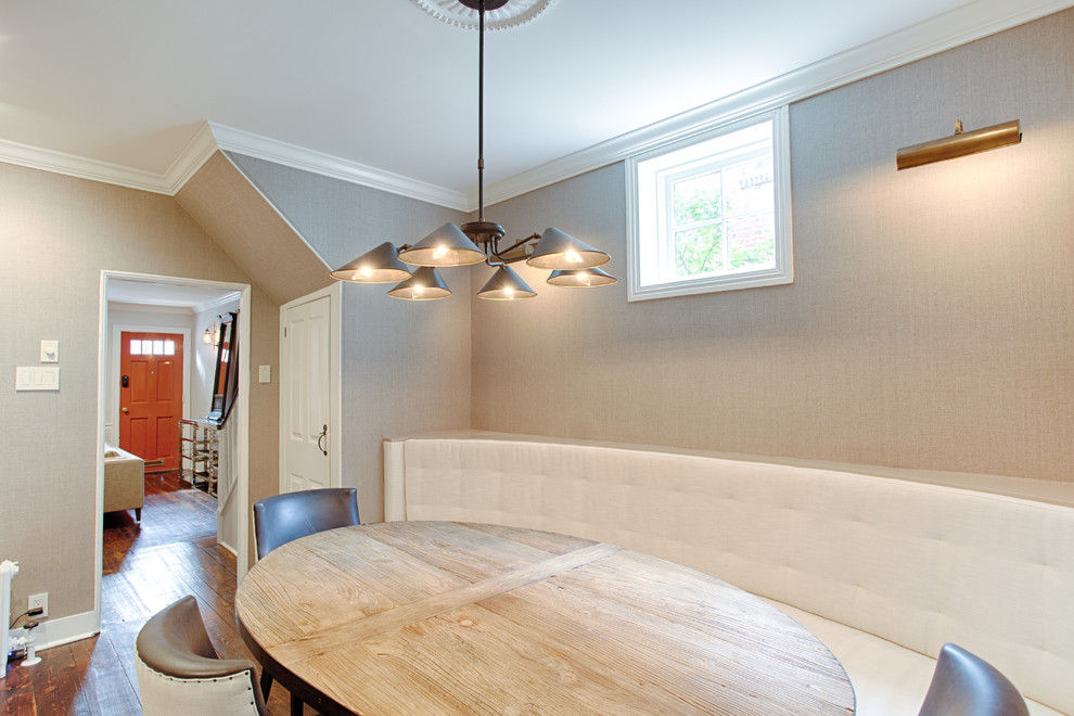 Réalisation d'une salle à manger minimaliste fermée et de taille moyenne avec un mur beige, parquet foncé et une cheminée standard.