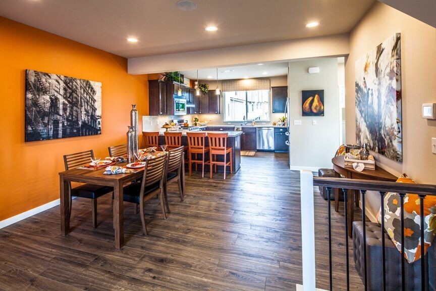 Klassische Wohnküche mit oranger Wandfarbe und dunklem Holzboden in Seattle