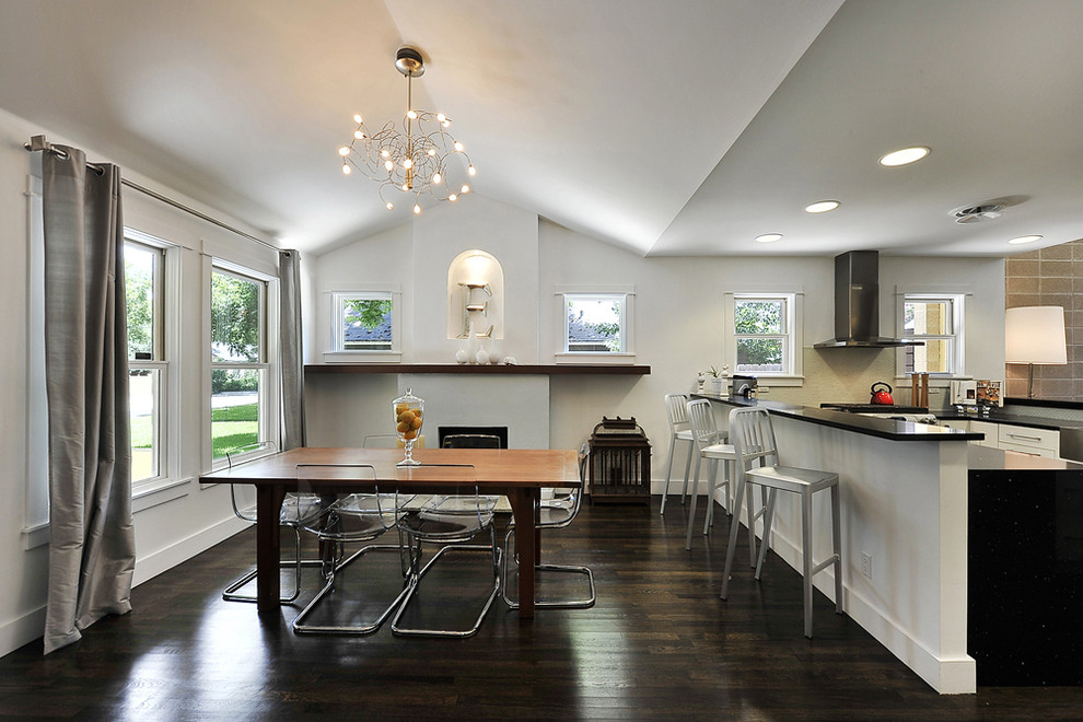 Esempio di una sala da pranzo aperta verso la cucina classica con pareti bianche, parquet scuro e pavimento marrone
