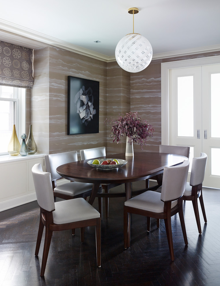 Cette image montre une salle à manger design avec un mur multicolore, parquet foncé et un sol marron.