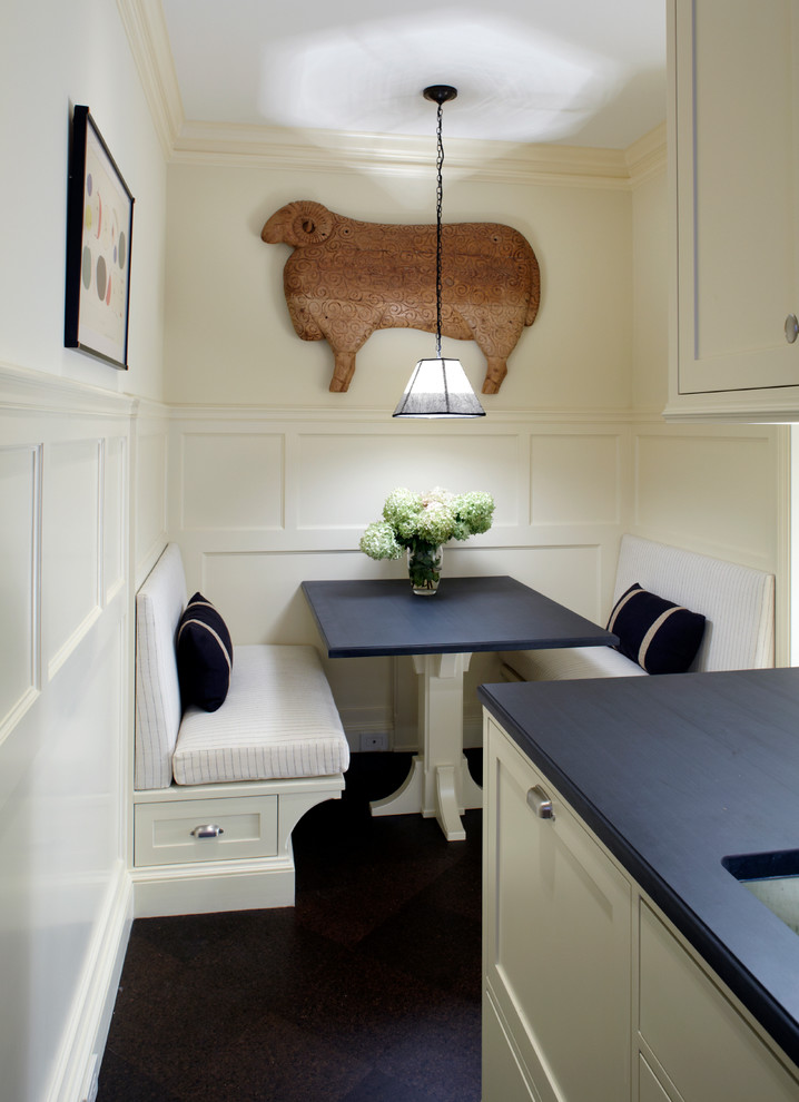 Idées déco pour une salle à manger ouverte sur la cuisine classique avec un mur blanc.