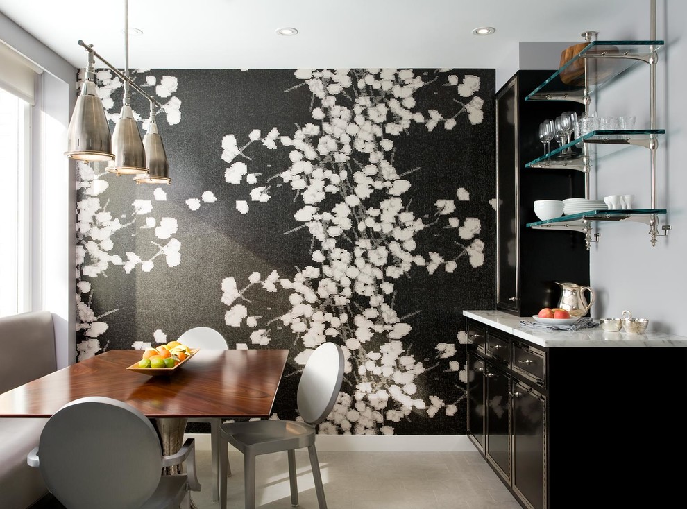 Idées déco pour une grande salle à manger ouverte sur la cuisine contemporaine avec un mur multicolore et un sol en marbre.