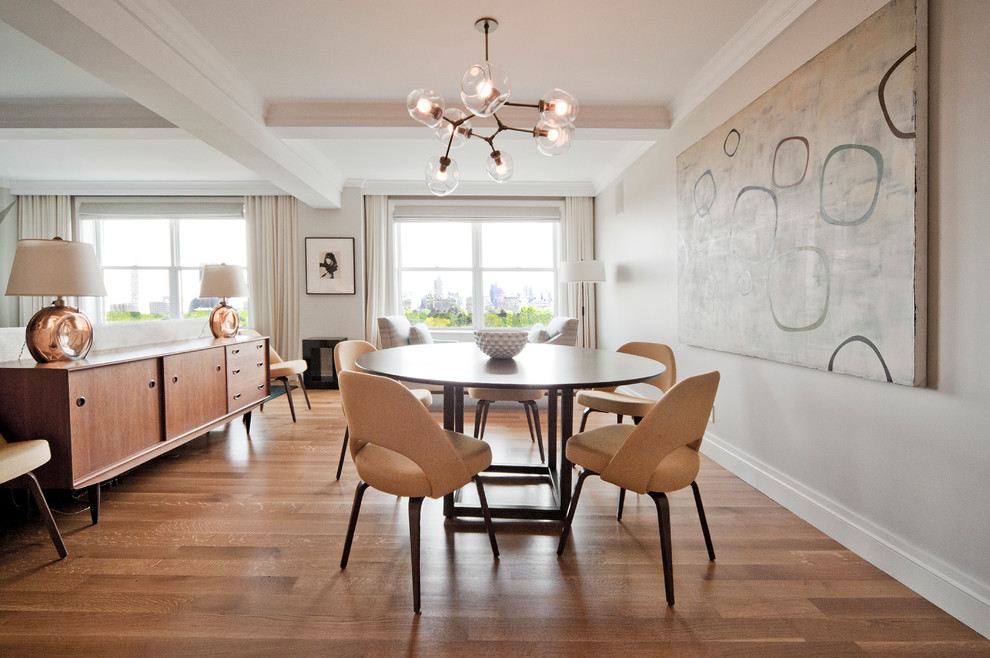 Стильный дизайн: гостиная-столовая среднего размера в стиле ретро с серыми стенами, паркетным полом среднего тона и коричневым полом без камина - последний тренд