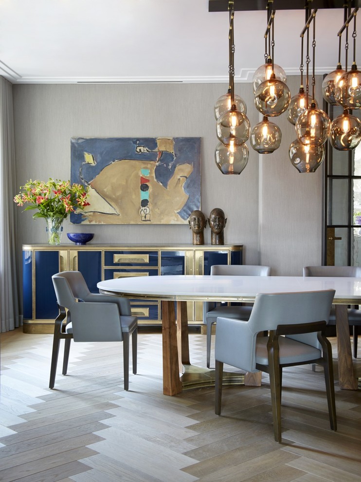 Aménagement d'une salle à manger classique avec un mur gris et un sol en bois brun.