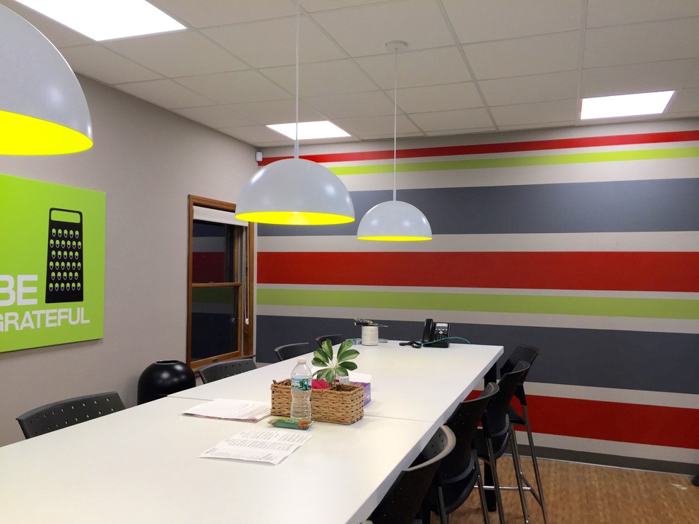 Réalisation d'une salle à manger minimaliste fermée et de taille moyenne avec un mur multicolore et parquet clair.