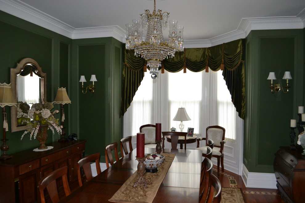 На фото: отдельная столовая среднего размера в викторианском стиле с зелеными стенами, паркетным полом среднего тона и коричневым полом без камина с
