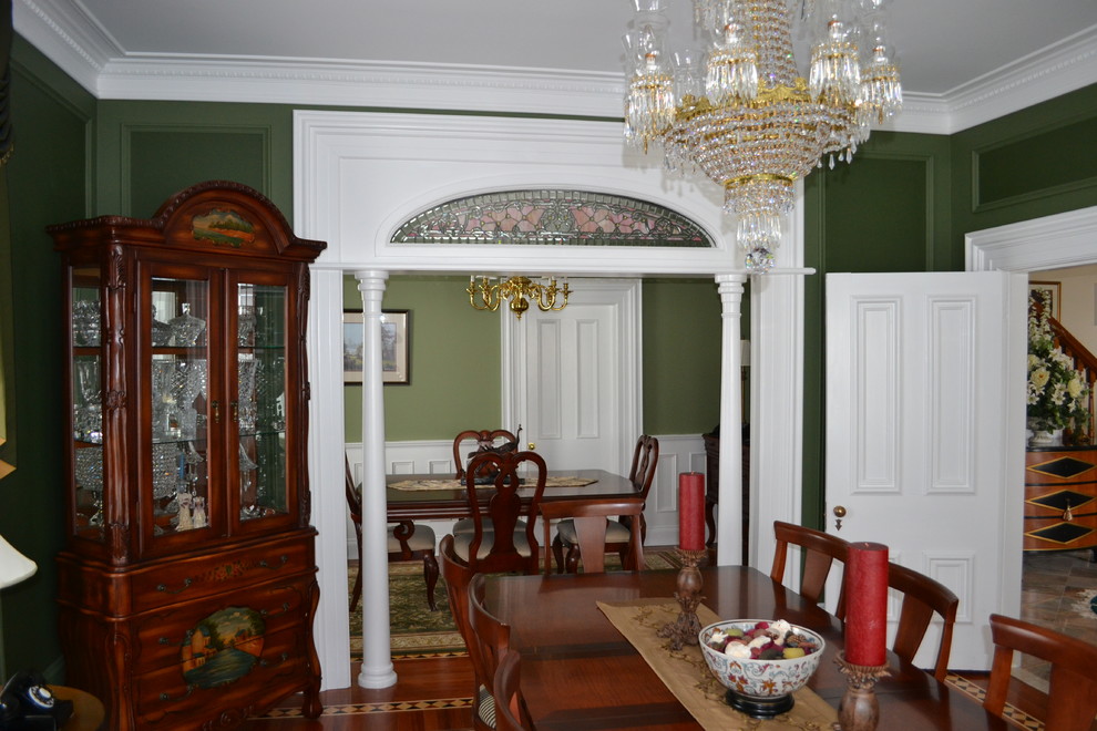 На фото: отдельная столовая среднего размера в викторианском стиле с зелеными стенами, паркетным полом среднего тона и коричневым полом без камина