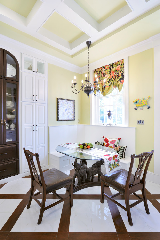 Cette image montre une salle à manger traditionnelle fermée et de taille moyenne avec un sol en carrelage de porcelaine, un mur jaune et un sol multicolore.