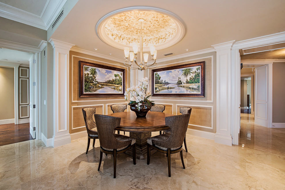 Cette image montre une salle à manger traditionnelle avec un mur beige, un sol en marbre et un sol beige.