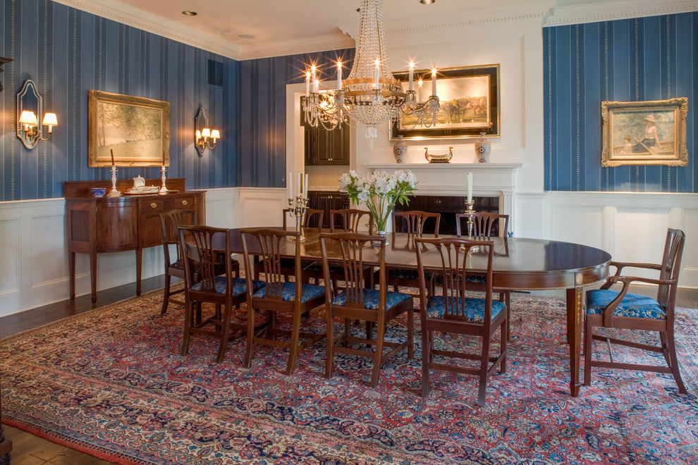 Ispirazione per una sala da pranzo classica chiusa con pareti blu, parquet scuro e camino classico
