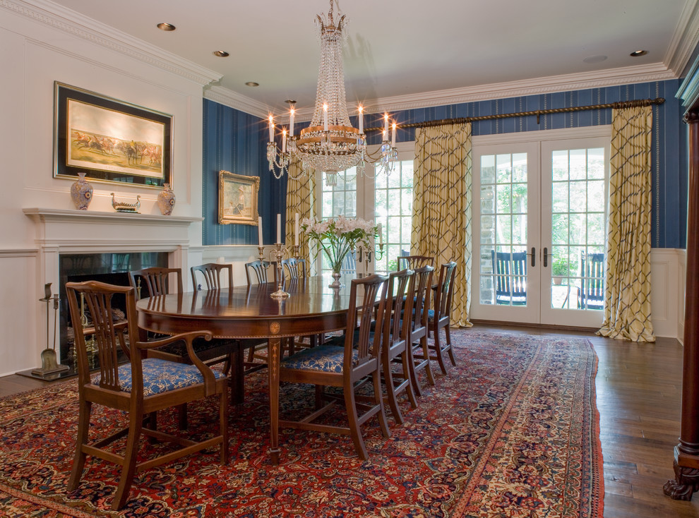 Inspiration pour une salle à manger traditionnelle avec un mur bleu, un sol en bois brun, une cheminée standard et un sol marron.