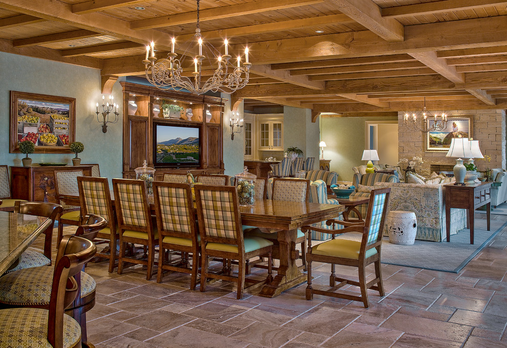 Foto di una sala da pranzo aperta verso il soggiorno classica con pareti blu e pavimento grigio