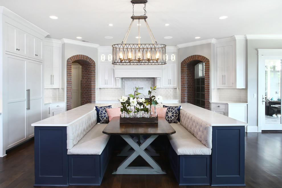 Стильный дизайн: столовая в классическом стиле с серыми стенами и темным паркетным полом без камина - последний тренд