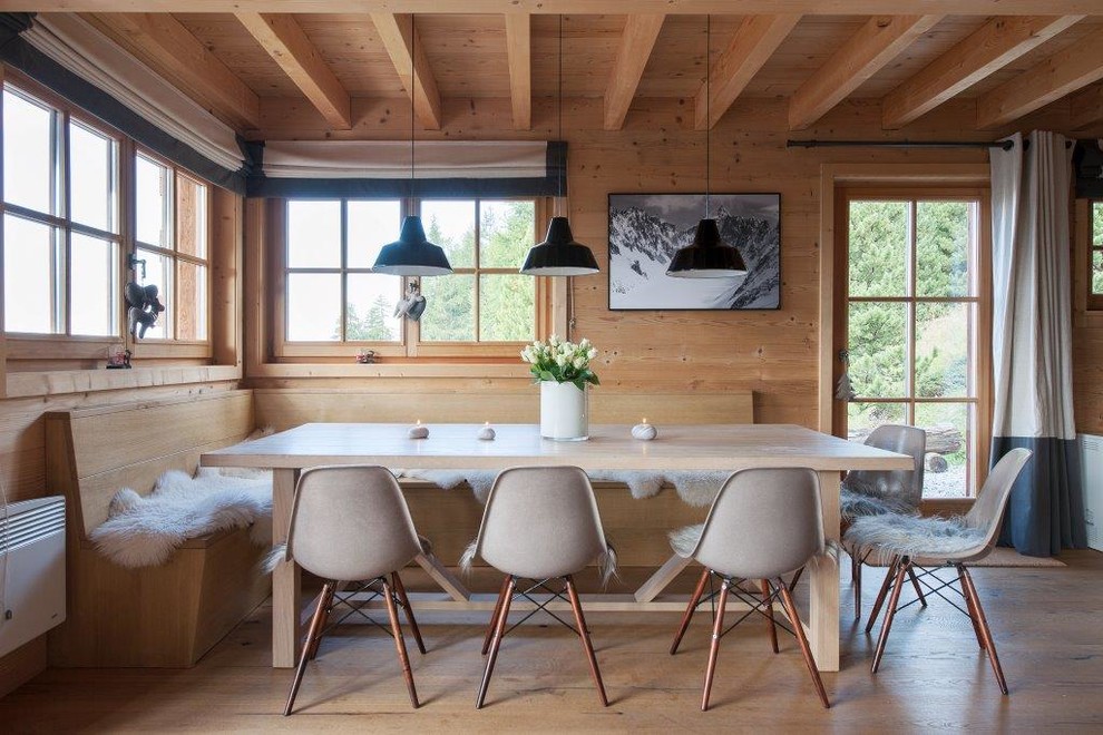 Foto di una sala da pranzo aperta verso la cucina stile rurale con pavimento in legno massello medio