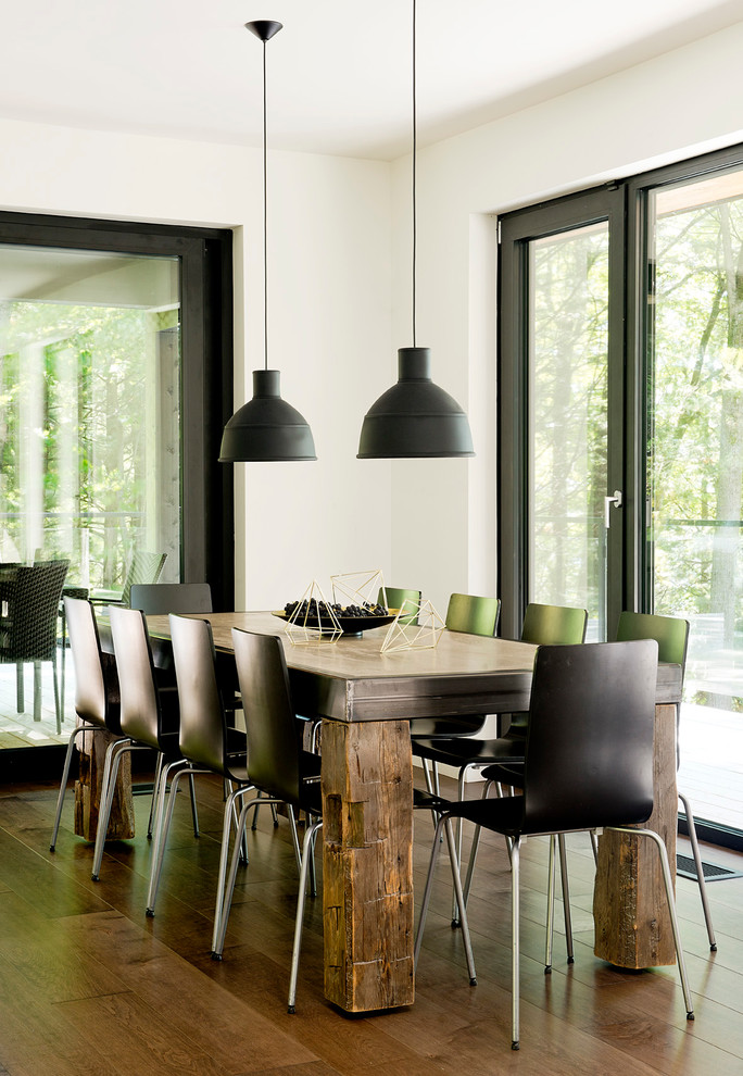 Imagen de comedor clásico renovado cerrado con paredes blancas y suelo de madera en tonos medios