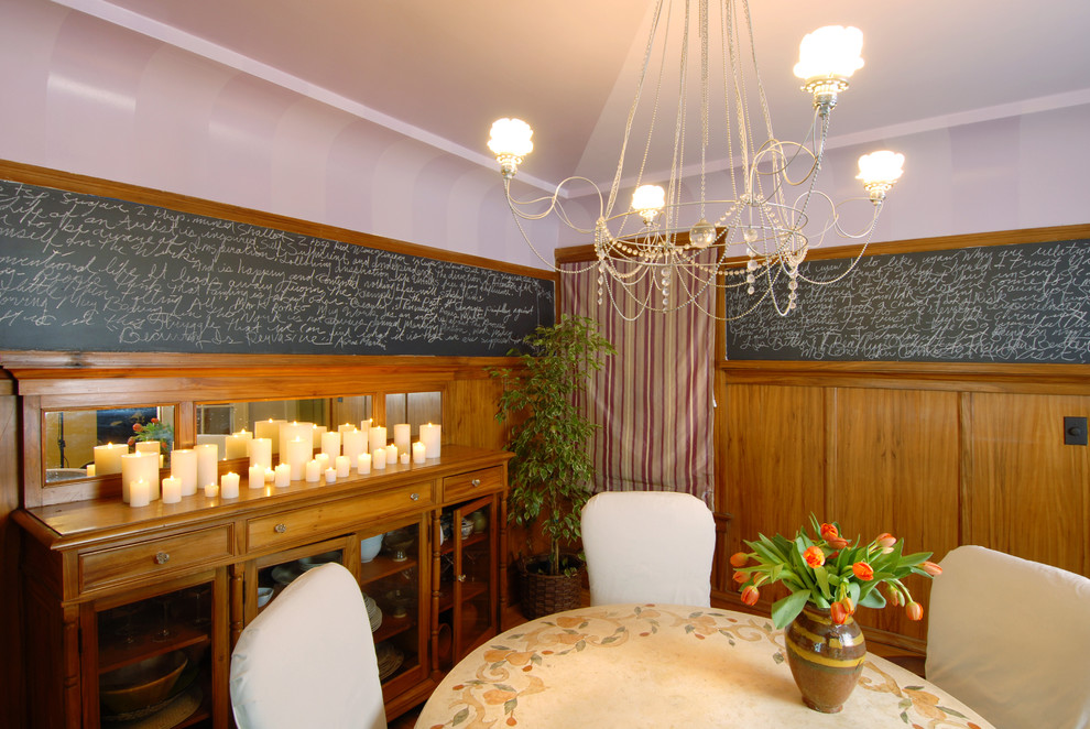 Foto di una sala da pranzo bohémian con pareti bianche