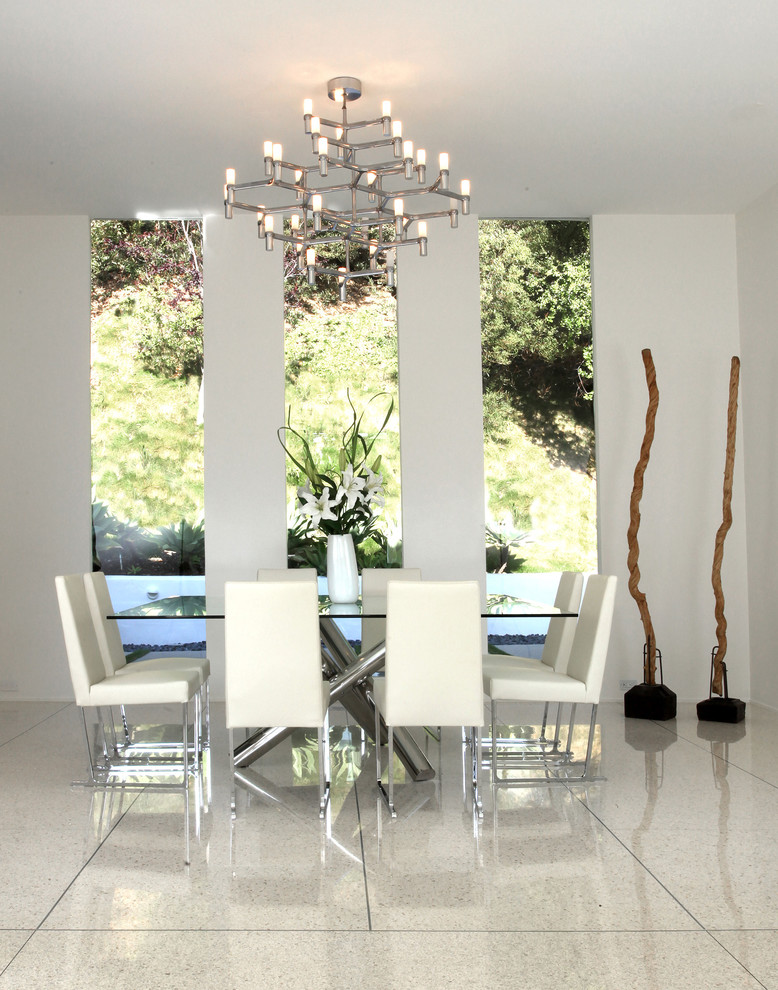 Immagine di una sala da pranzo moderna con pareti bianche e pavimento con piastrelle in ceramica