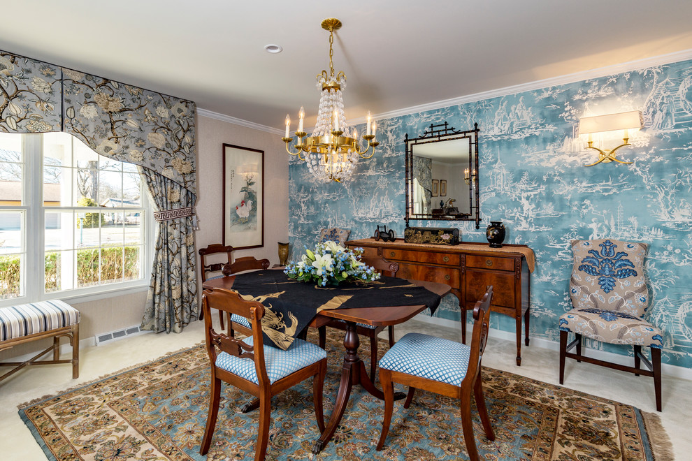 Inspiration pour une salle à manger traditionnelle fermée avec un mur bleu, moquette et un sol beige.
