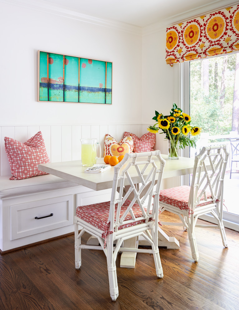 Imagen de comedor clásico con paredes blancas y suelo de madera en tonos medios