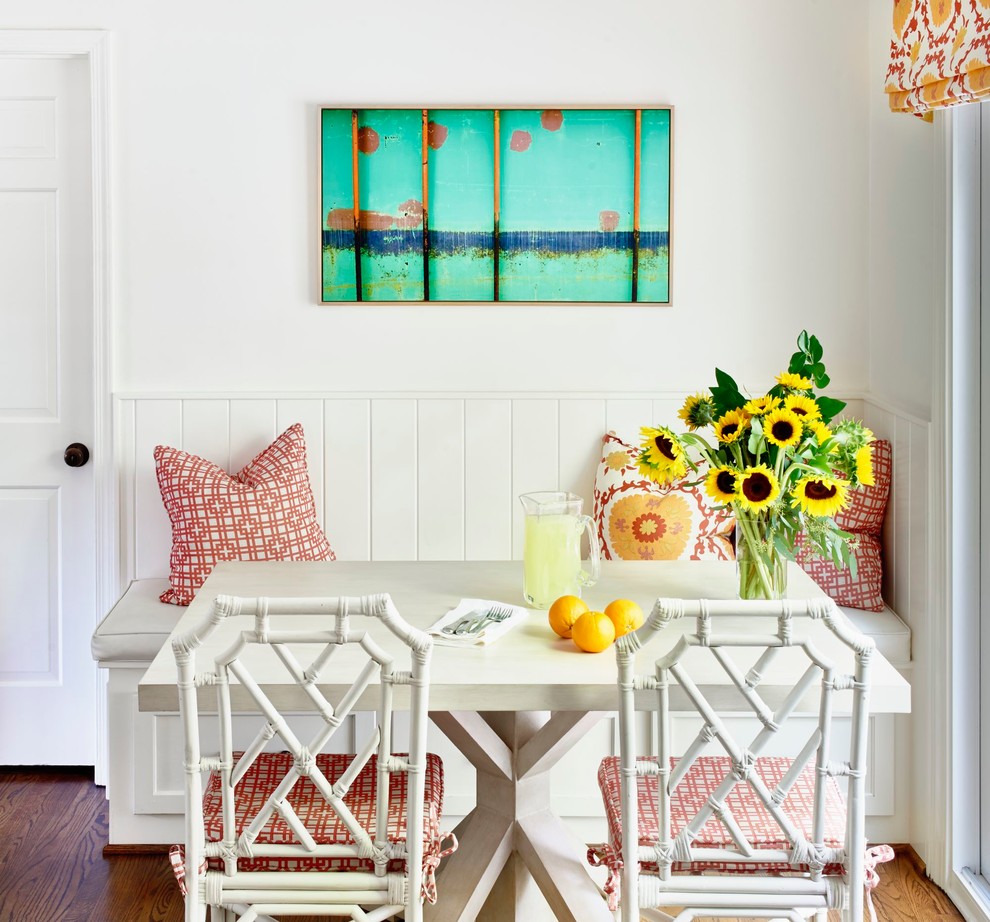 Свежая идея для дизайна: столовая в классическом стиле с белыми стенами - отличное фото интерьера
