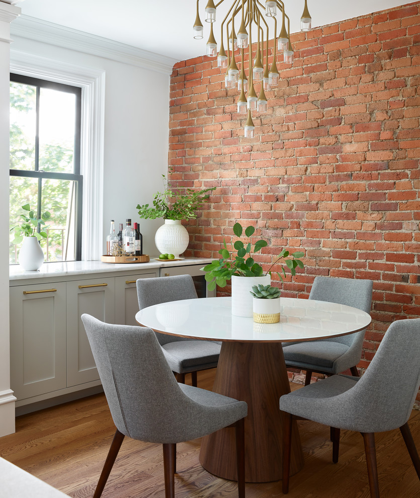 Idée de décoration pour une salle à manger ouverte sur la cuisine tradition de taille moyenne avec un sol en bois brun, un sol marron et un mur blanc.
