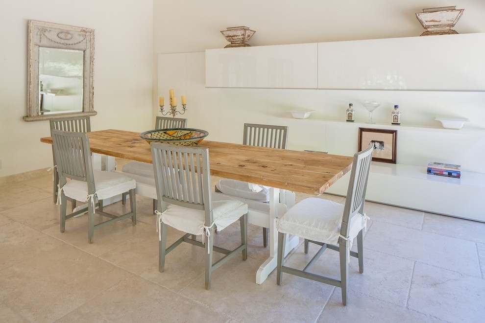 Foto di una grande sala da pranzo aperta verso il soggiorno design con pareti bianche, pavimento in pietra calcarea e pavimento beige