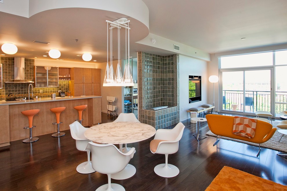 Aménagement d'une salle à manger ouverte sur la cuisine moderne de taille moyenne avec un mur blanc, parquet foncé, un manteau de cheminée en carrelage, une cheminée ribbon et un sol marron.
