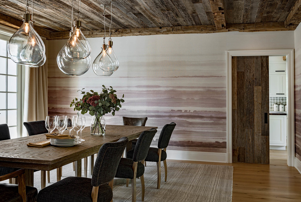 Esempio di una sala da pranzo country di medie dimensioni con pareti multicolore, pavimento in legno massello medio e pavimento marrone