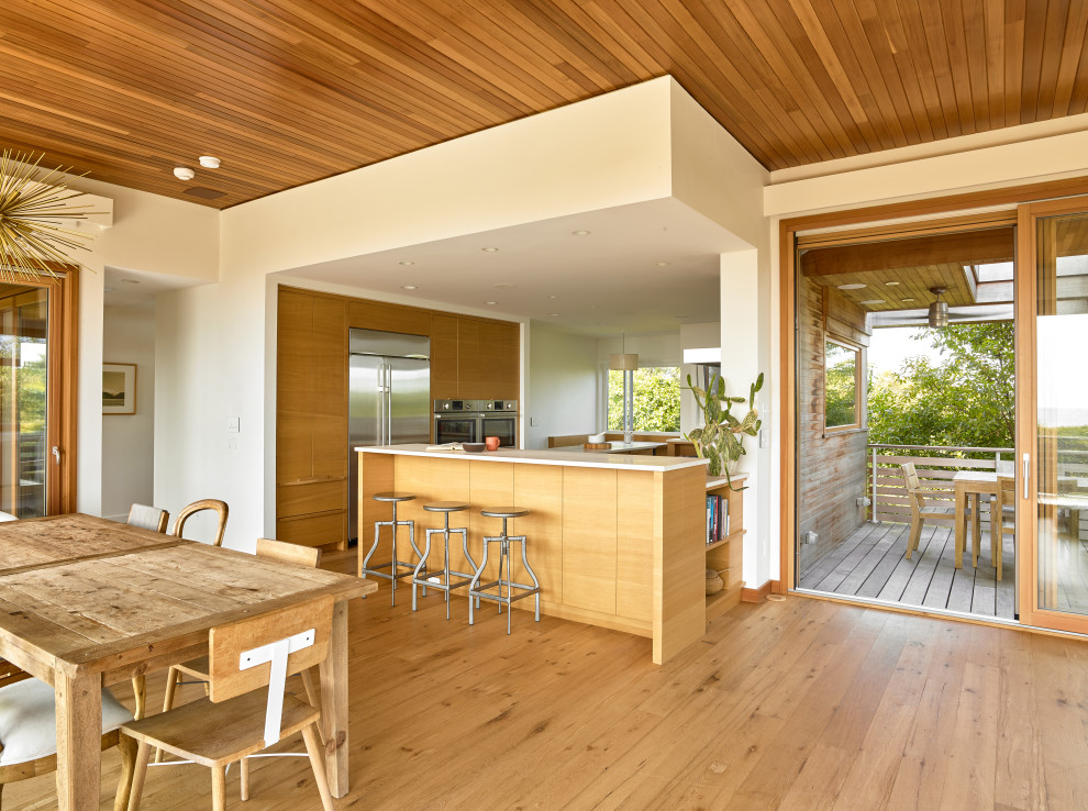 Свежая идея для дизайна: кухня-столовая в морском стиле с паркетным полом среднего тона, коричневым полом и деревянным потолком - отличное фото интерьера