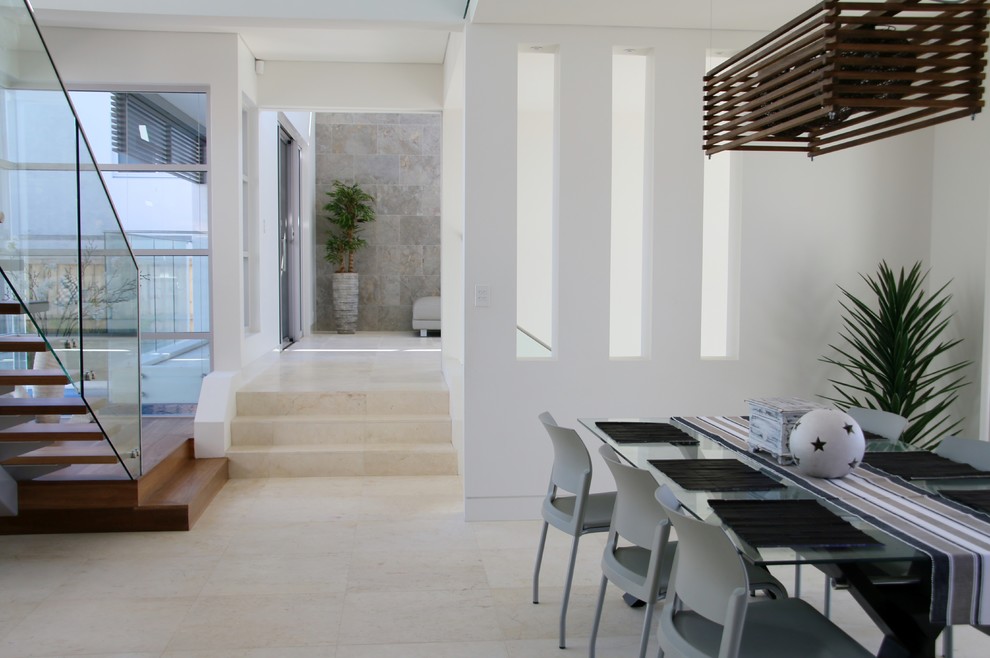 Immagine di una sala da pranzo aperta verso il soggiorno contemporanea di medie dimensioni con pareti bianche e pavimento in marmo