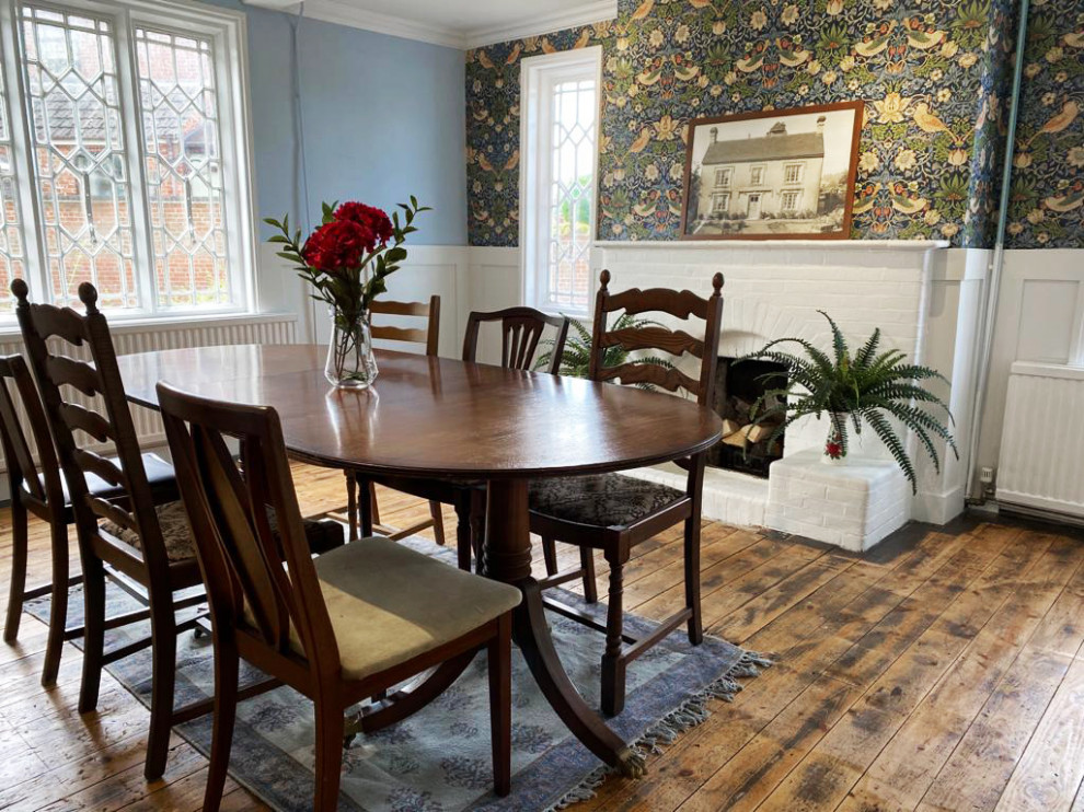 Пример оригинального дизайна: столовая в викторианском стиле с с кухонным уголком, синими стенами и обоями на стенах
