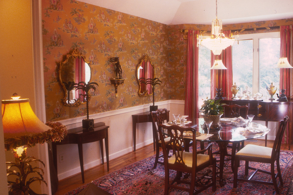 Dining room - traditional dining room idea in Charleston