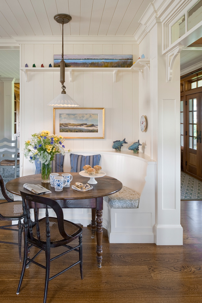 Esempio di una sala da pranzo aperta verso la cucina stile marino di medie dimensioni con pareti bianche, parquet scuro e nessun camino