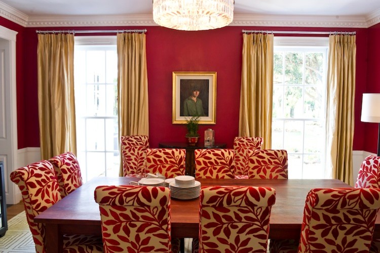 Стильный дизайн: отдельная столовая в классическом стиле с красными стенами - последний тренд