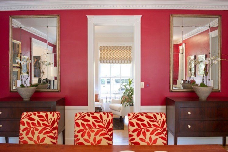 Свежая идея для дизайна: отдельная столовая в классическом стиле с красными стенами - отличное фото интерьера