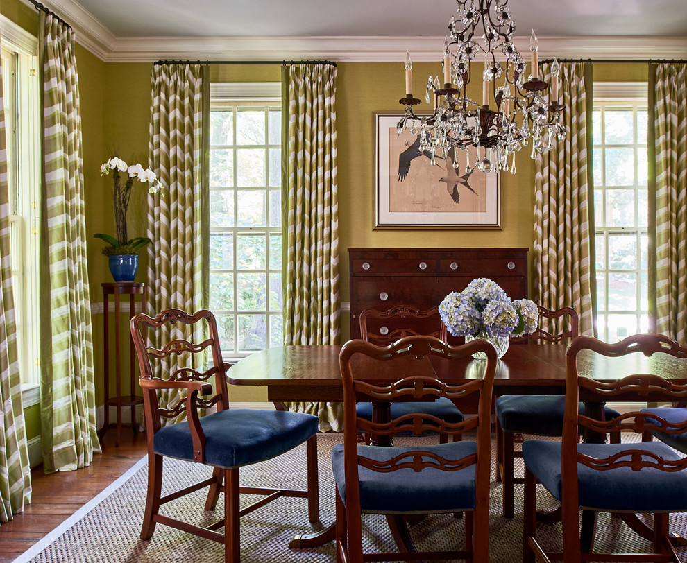 Idee per una sala da pranzo chic chiusa con pareti verdi, parquet scuro e pavimento marrone