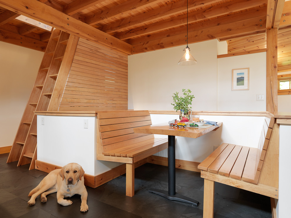Kleine Nordische Wohnküche ohne Kamin mit weißer Wandfarbe, Schieferboden und grauem Boden in Burlington