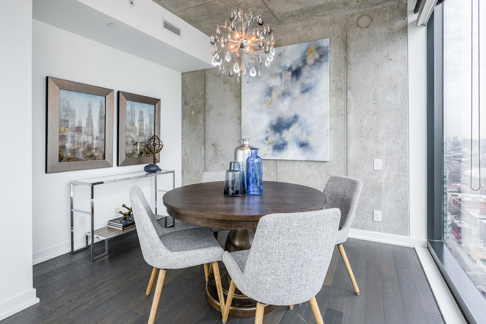 Inspiration pour une petite salle à manger ouverte sur le salon design avec un mur gris, parquet foncé et un sol marron.