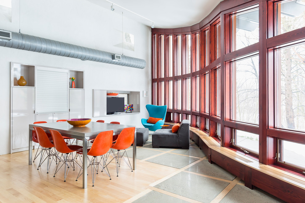Ispirazione per una sala da pranzo aperta verso il soggiorno industriale con pareti bianche, parquet chiaro e pavimento beige